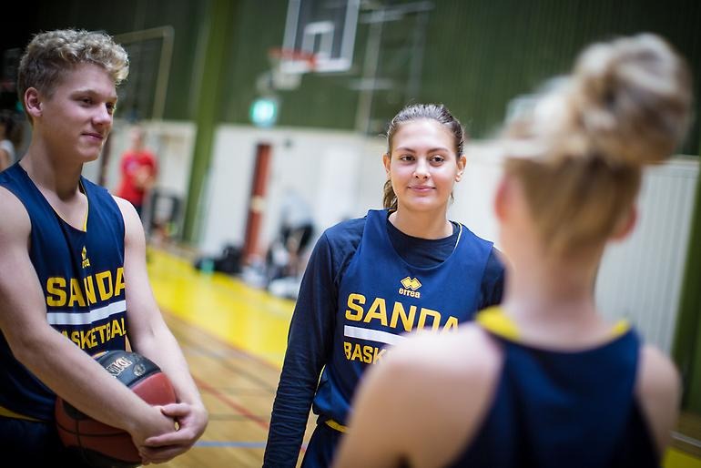 Glatt möte mellan tre basketspelare.