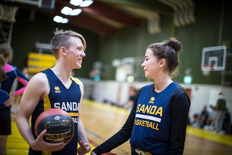 Trevligt möte mellan två basketspelare.