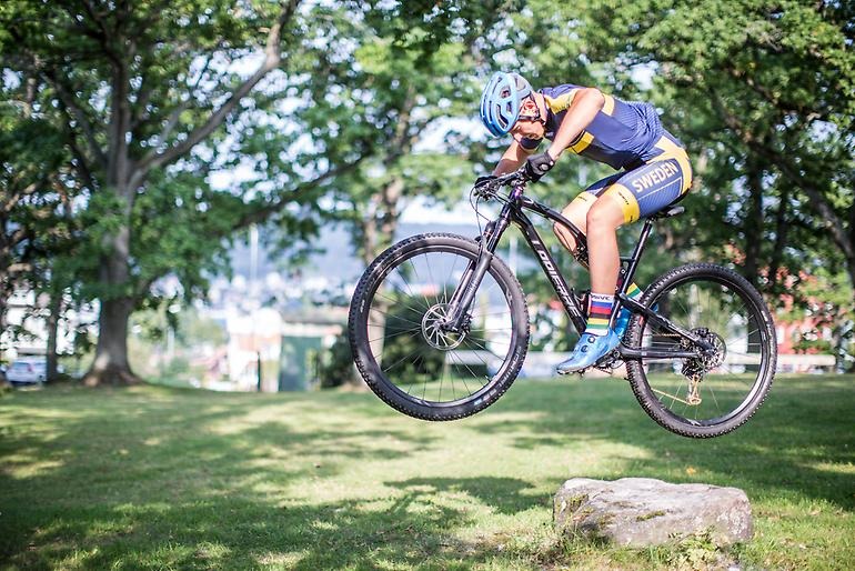 Ung cyklist flyger bokstavligen fram genom luften.