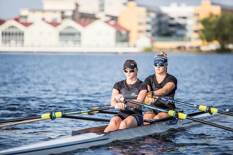 Unga roddare ute på Munksjön mitt under ett pass.