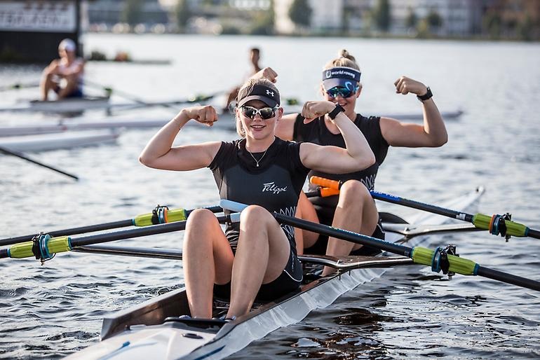 Unga roddare känner stolthet genom att flexa med musklerna.